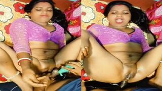 Village chubby bhabhi ki mari gaand tel lagaake