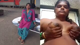 Mumbai railway station k toilet mai masterbet karti bhabhi