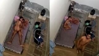 Girlfriend ko uske bahan k saamne chodtte hue pakda gaya ladka
