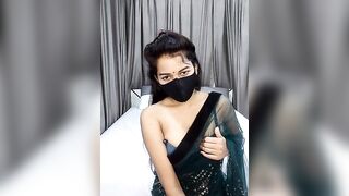 Desi wife in saree without blouse shows boobs
