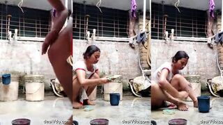 Desi housewife bathing video