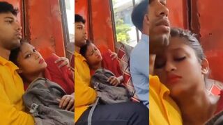 Most viral cute college girl ki chut mai ungli kiya chalti bus mai