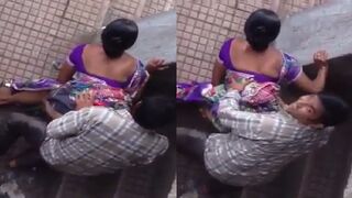 Khulle mai safaiwali aunty ki chudai karte hue pakda gaya ladka